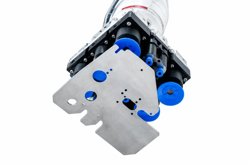 Schmalz vákuumos robotmegfogó lemez megfogása közben